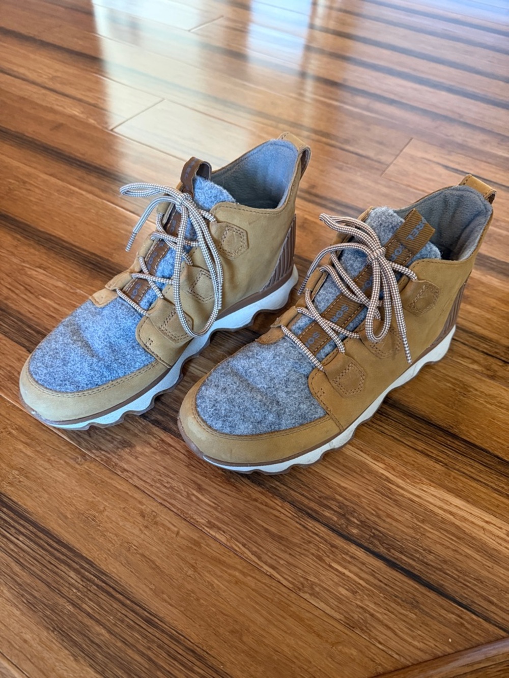 Sorel Women's Tan Boot with Gray Faux Fur Lining